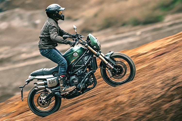 Benelli dang phat trien dong co xylanh doi 900cc giong KTM LC8