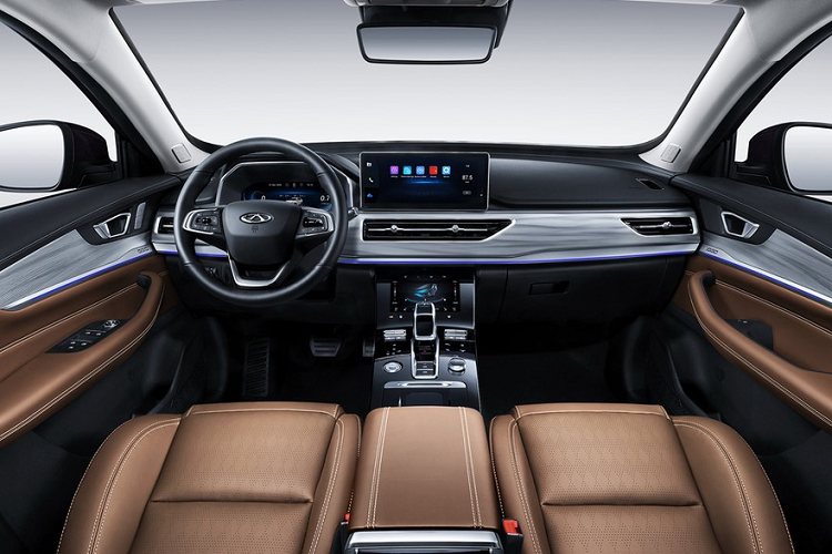 Đáng tiếc là động cơ Chery Tiggo 8 Pro dành cho Trung Quốc không có gì mới mẻ. Xe vẫn có 2 tùy chọn động cơ là máy xăng 4 xi-lanh, tăng áp, dung tích 1.5L và 2.0L. Công suất tối đa của 2 động cơ này lần lượt là 197 mã lực và 254 mã lực. Riêng phiên bản dùng động cơ 2.0L sẽ có thêm hệ dẫn động 4 bánh toàn thời gian.