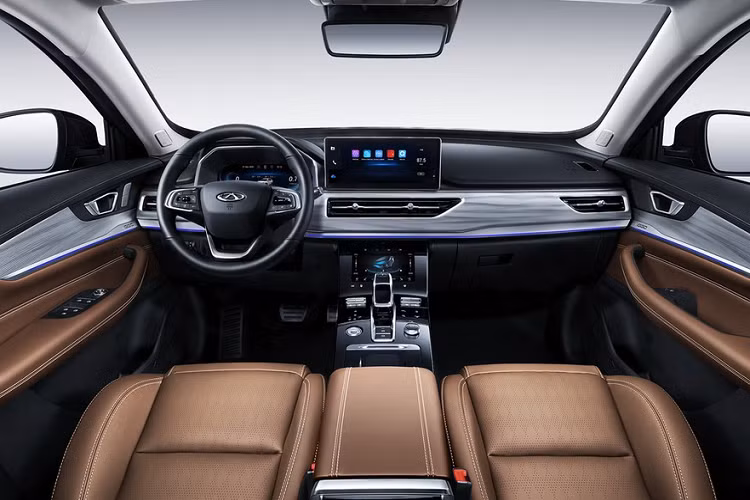 Đáng tiếc là động cơ Chery Tiggo 8 Pro dành cho Trung Quốc không có gì mới mẻ. Xe vẫn có 2 tùy chọn động cơ là máy xăng 4 xi-lanh, tăng áp, dung tích 1.5L và 2.0L. Công suất tối đa của 2 động cơ này lần lượt là 197 mã lực và 254 mã lực. Riêng phiên bản dùng động cơ 2.0L sẽ có thêm hệ dẫn động 4 bánh toàn thời gian.