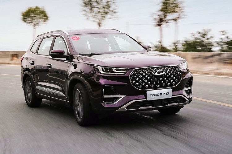 Theo đó, Chery Tiggo 8 Pro dành cho Trung Quốc được trang bị lưới tản nhiệt cỡ lớn, kết hợp với hốc gió trung tâm để tạo thành chữ "X" trên đầu xe. Nằm trên đỉnh lưới tản nhiệt là logo của hãng Chery và 2 nẹp mạ crôm kéo dài sang đèn pha.