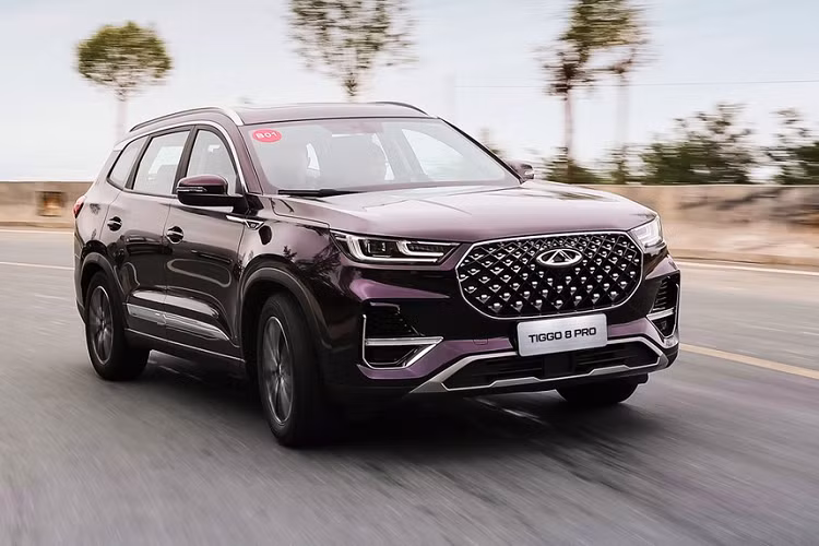 Theo đó, Chery Tiggo 8 Pro dành cho Trung Quốc được trang bị lưới tản nhiệt cỡ lớn, kết hợp với hốc gió trung tâm để tạo thành chữ "X" trên đầu xe. Nằm trên đỉnh lưới tản nhiệt là logo của hãng Chery và 2 nẹp mạ crôm kéo dài sang đèn pha.