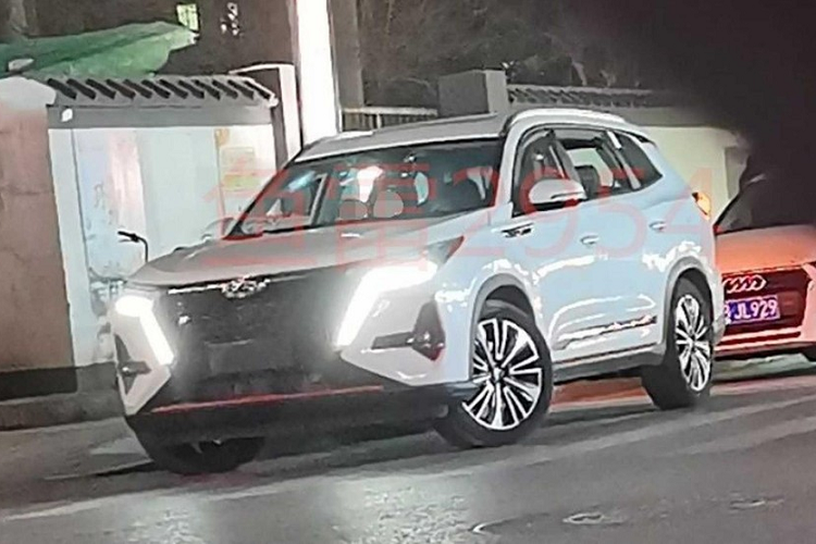 Vào hồi tháng 12 năm ngoái, hãng Chery cũng đã đăng ký bảo hộ kiểu dáng công nghiệp cho mẫu xe này ở thị trường quê nhà. Mãi đến nay, cánh săn ảnh mới bắt gặp Chery Tiggo 8 Pro tại Trung Quốc trên đường thử. Qua những hình ảnh này, có thể thấy mẫu crossover cỡ C sắp ra mắt thị trường tỷ dân có thiết kế khác biệt so với Chery Tiggo 8 Pro đang bán ở nước ngoài.