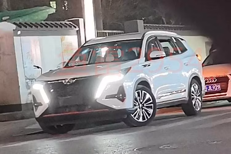 Vào hồi tháng 12 năm ngoái, hãng Chery cũng đã đăng ký bảo hộ kiểu dáng công nghiệp cho mẫu xe này ở thị trường quê nhà. Mãi đến nay, cánh săn ảnh mới bắt gặp Chery Tiggo 8 Pro tại Trung Quốc trên đường thử. Qua những hình ảnh này, có thể thấy mẫu crossover cỡ C sắp ra mắt thị trường tỷ dân có thiết kế khác biệt so với Chery Tiggo 8 Pro đang bán ở nước ngoài.