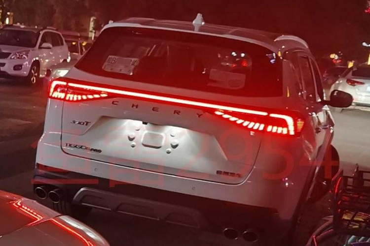 Không chỉ thay đổi thiết kế, Chery Tiggo 8 Pro dành cho Trung Quốc còn dài hơn 23 mm so với phiên bản quốc tế. Cụ thể, xe sở hữu chiều dài 4.745 mm, chiều rộng 1.860 mm, chiều cao 1.745 mm và chiều dài cơ sở 2.710 mm. Bên trong Chery Tiggo 8 Pro dành cho Trung Quốc là không gian nội thất hiện đại hơn phiên bản quốc tế.