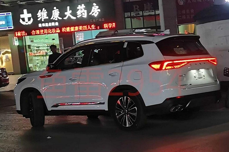 Chưa hết, mẫu xe này còn có dải đèn LED định vị ban ngày khá lớn, được thiết kế hình boomerang và chạy từ đèn pha xuống hốc gió trung tâm. Nhìn chung, thiết kế đầu xe của Chery Tiggo 8 Pro mới khá giống xe Lexus.