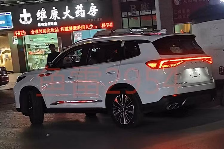 Chưa hết, mẫu xe này còn có dải đèn LED định vị ban ngày khá lớn, được thiết kế hình boomerang và chạy từ đèn pha xuống hốc gió trung tâm. Nhìn chung, thiết kế đầu xe của Chery Tiggo 8 Pro mới khá giống xe Lexus.