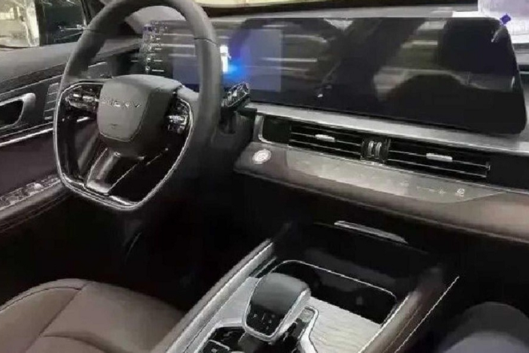 Điều này được thể hiện rõ qua màn hình cỡ lớn nằm độc lập trên mặt táp-lô. Chi tiết này kết hợp giữa bảng đồng hồ kỹ thuật và màn hình thông tin giải trí của xe. Bên cạnh đó là vô lăng vát đáy thể thao hơn, cửa gió điều hòa, cụm điều khiển trung tâm và cần số mới. Khác với phiên bản quốc tế, Chery Tiggo 8 Pro dành cho Trung Quốc không có màn hình chỉnh điều hòa nằm ở cụm điều khiển trung tâm.