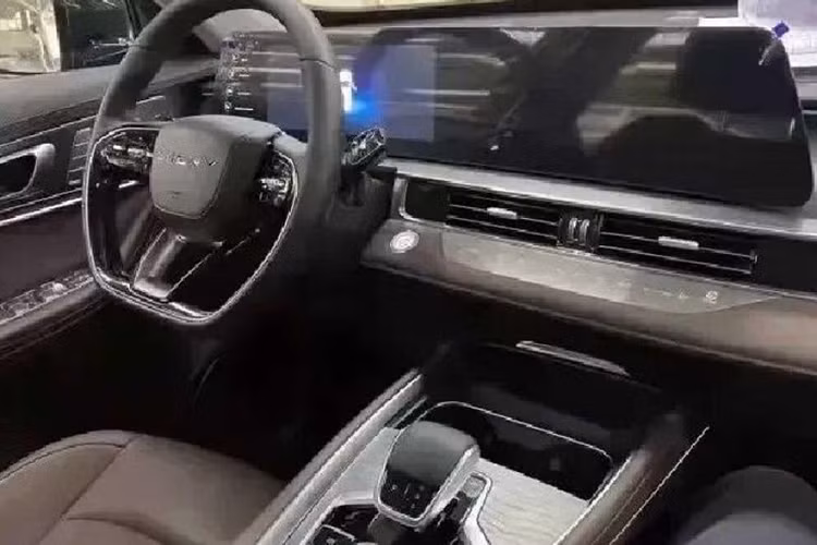 Điều này được thể hiện rõ qua màn hình cỡ lớn nằm độc lập trên mặt táp-lô. Chi tiết này kết hợp giữa bảng đồng hồ kỹ thuật và màn hình thông tin giải trí của xe. Bên cạnh đó là vô lăng vát đáy thể thao hơn, cửa gió điều hòa, cụm điều khiển trung tâm và cần số mới. Khác với phiên bản quốc tế, Chery Tiggo 8 Pro dành cho Trung Quốc không có màn hình chỉnh điều hòa nằm ở cụm điều khiển trung tâm.