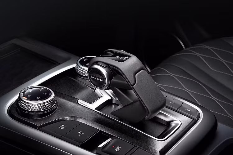 Đằng sau, TANK 300 được trang bị cụm đèn hậu nằm dọc và lốp dự phòng trên cửa cốp. Cản sau của xe cũng được thiết kế vuông vắn và đơn giản như phía trước. Bên trong TANK 300 là không gian nội thất phối 2 màu trẻ trung và cá tính.