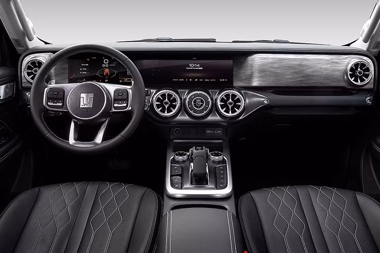 Ngoài động cơ, TANK 300 HEV 2022 tại Thái Lan dự kiến sẽ có thiết kế ngoại thất và nội thất giống với xe ở Trung Quốc. Được định vị trong phân khúc SUV cỡ trung, mẫu xe này sở hữu chiều dài 4.760 mm, chiều rộng 1.930 mm, chiều cao 1.903 mm và chiều dài cơ sở 2.750 mm. Ngoài ra, xe còn có chiều cao gầm 224 mm, bình xăng 80 lít và trọng lượng dao động từ 2.110 - 2.150 kg, tùy phiên bản.