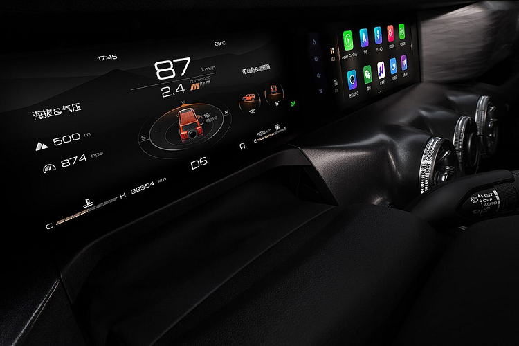 Bên ngoài, TANK 300 sở hữu thiết kế gợi liên tưởng đến Ford Bronco thế hệ mới, nhất là đầu xe. Tại đây, mẫu SUV Trung Quốc này được trang bị lưới tản nhiệt cao và thẳng đứng cùng cụm đèn pha tròn trịa theo phong cách cổ điển. Cụm đèn pha được chia đôi bằng dải đèn LED nằm ngang, kéo dài sang chắn bùn trước. Ngoài ra, xe còn có cản trước nhô hẳn về phía trước và tích hợp đèn sương mù khá nhỏ.