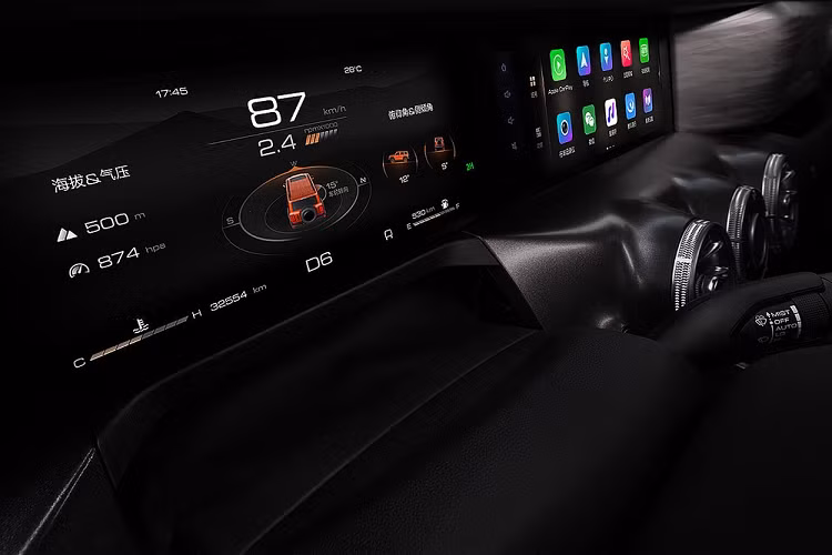 Bên ngoài, TANK 300 sở hữu thiết kế gợi liên tưởng đến Ford Bronco thế hệ mới, nhất là đầu xe. Tại đây, mẫu SUV Trung Quốc này được trang bị lưới tản nhiệt cao và thẳng đứng cùng cụm đèn pha tròn trịa theo phong cách cổ điển. Cụm đèn pha được chia đôi bằng dải đèn LED nằm ngang, kéo dài sang chắn bùn trước. Ngoài ra, xe còn có cản trước nhô hẳn về phía trước và tích hợp đèn sương mù khá nhỏ.