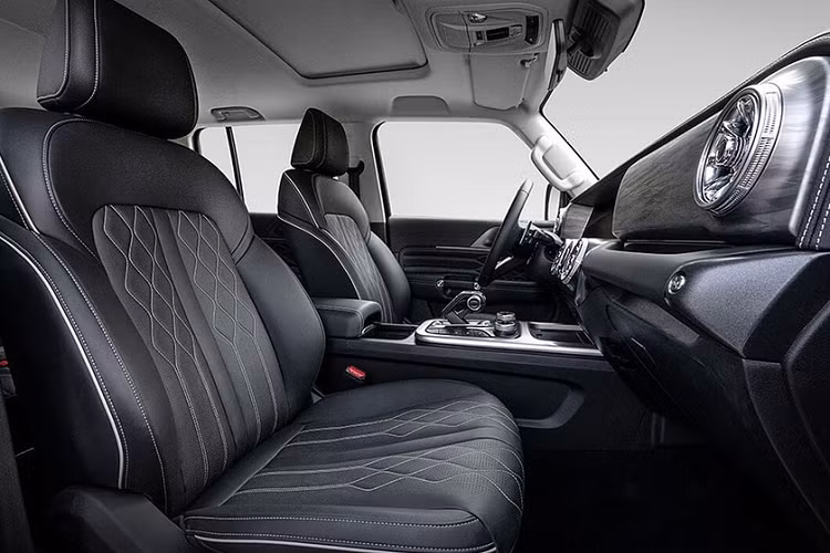 Ngoài ra, nội thất của xe còn tạo cảm giác công nghệ cao với bảng đồng hồ kỹ thuật số nối liền cùng màn hình thông tin giải trí theo phong cách của những chiếc ô tô hạng sang. Cả màn hình của bảng đồng hồ và màn hình thông tin giải trí đều có kích thước 12,3 inch. Nằm bên dưới màn hình trung tâm là cửa gió điều hòa hình tua-bin, có vẻ cũng "học hỏi" từ xe Mercedes-Benz. Viền cửa gió điều hòa được sơn màu giống chấu vô lăng làm điểm nhấn cho nội thất.