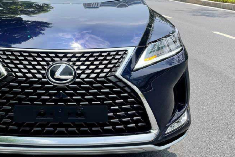 Lý giải về việc bán Lexus RX300 chênh giá, tư vấn viên bán hàng cho biết do Lexus RX300 đang rơi vào tình trạng khan hàng, người có nhu cầu mua không thể ký mới hợp đồng do hết lịch phân xe. Cộng thêm vào đó là thế hệ mới của RX sẽ không còn phiên bản RX300 mà sẽ được thay bằng RX350.