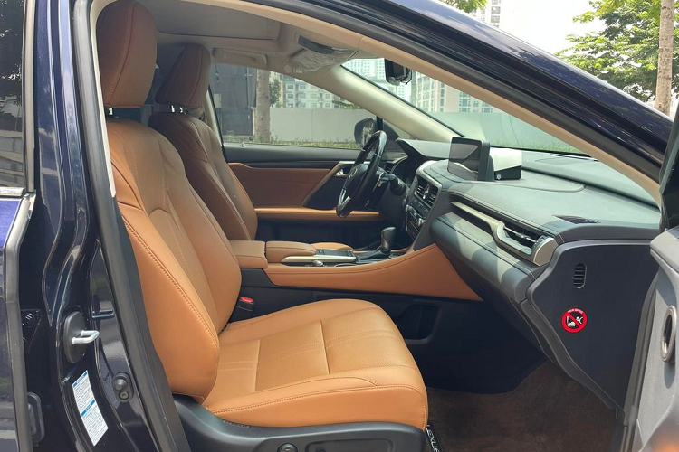 Tổng thể Lexus RX300 tại Việt Nam mang đến cái nhìn thể thao và khoẻ khoắn. Ngôn ngữ thiết kế L-Finesse được thực hiện triệt để trên phía đầu xe với cụm lưới tản nhiệt hình con suốt đặc trưng cỡ lớn, gấp lại tại vị trí Logo.