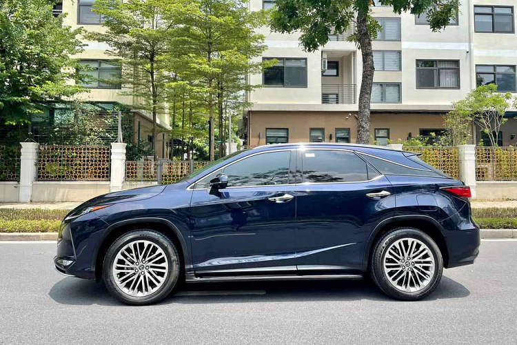 Về truyền động, Lexus RX 300 được trang bị động cơ xăng tăng áp 2.0L 4 xi lanh, sản sinh công suất tối đa 233 mã lực tại 4800-5600 vòng/phút, mô men xoắn cực đại 350Nm tại 1650-4000 vòng/phút kèm theo hộp số tự động 6 cấp.