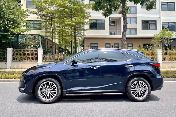 Về truyền động, Lexus RX 300 được trang bị động cơ xăng tăng áp 2.0L 4 xi lanh, sản sinh công suất tối đa 233 mã lực tại 4800-5600 vòng/phút, mô men xoắn cực đại 350Nm tại 1650-4000 vòng/phút kèm theo hộp số tự động 6 cấp.