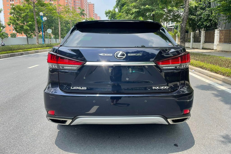 Hiện nay, khách hàng muốn đặt RX sẽ bắt buộc phải chuyển sang thế hệ mới với giá khởi điểm từ 4,1 tỷ đồng, cao hơn gần 1 tỷ đồng so với thế hệ cũ. Các phiên bản còn lại trong dòng RX hiện cũng đang bị bán chênh giá nhưng không nhiều, khoảng 30-50 triệu đồng.