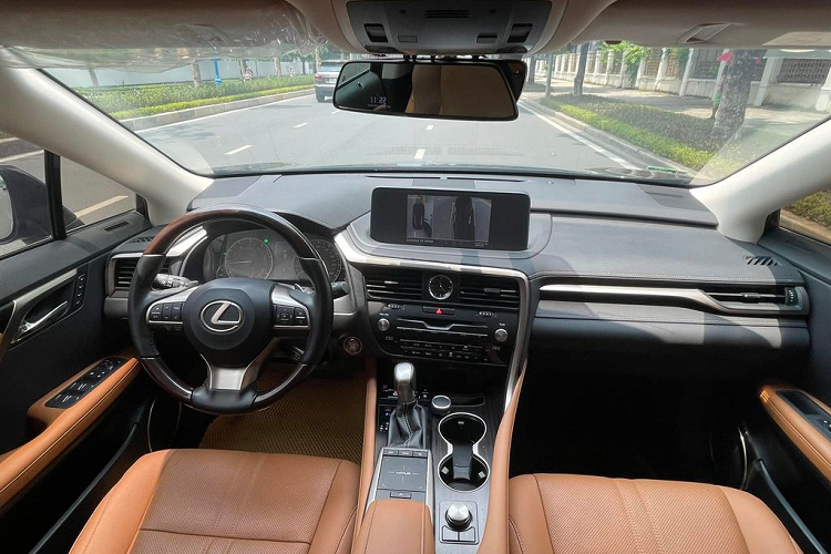 Cụm đèn trước được thiết kế cách điệu tương tự như 3 viên kim cương đặt kế nhau. Hệ thống đèn chiếu sáng trên Lexus RX300 đều Full LED. Xe được trang bị bộ mâm kích thước khá lớn 20 inch.