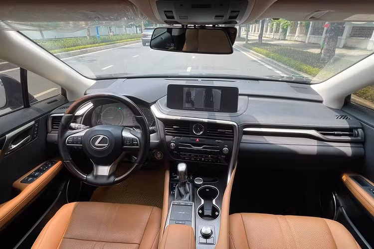 Cụm đèn trước được thiết kế cách điệu tương tự như 3 viên kim cương đặt kế nhau. Hệ thống đèn chiếu sáng trên Lexus RX300 đều Full LED. Xe được trang bị bộ mâm kích thước khá lớn 20 inch.