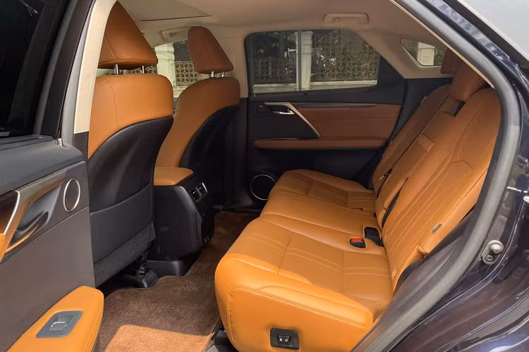 Bên trong cabin, Lexus RX 300 mang đến một trải nghiệm cao cấp với toàn bộ hệ thống ghế ngồi đều được bọc da semi-aniline. 