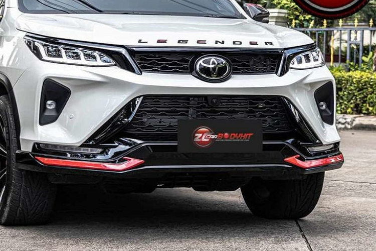 Các tính năng hỗ trợ người lái trên Toyota Fortuner 2023 nâng cấp sẽ có hệ thống lái trợ lực điện mới, hệ thống cân bằng điện tử được cải tiến; công nghệ ADAS như phanh khẩn cấp tự động, hỗ trợ giữ làn đường, cảnh báo chệch làn đường và kiểm soát hành trình.