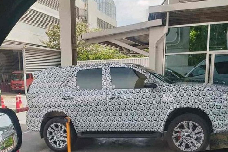 Hệ thống đèn pha/hậu và cản trước/sau có thể được cập nhật cùng bộ mâm thiết kế mới. Thế hệ hiện tại của của Toyota Fortuner được phát triển trên kiến trúc iMV2 được chia sẻ với mẫu MPV Innova Crysta và mẫu bán tải Hilux. Mặc dù “người anh em” Innova Crysta đã chuyển sang nền tảng TNGA-B, khung gầm bậc thang trên Fortuner có thể vẫn được giữ lại.