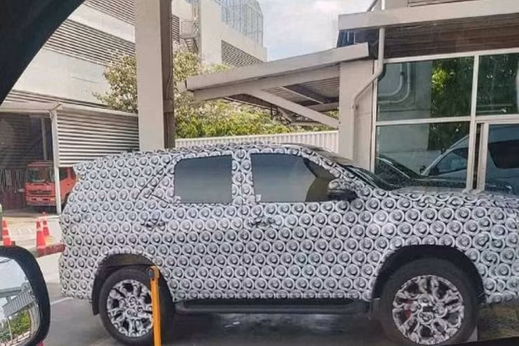 Hệ thống đèn pha/hậu và cản trước/sau có thể được cập nhật cùng bộ mâm thiết kế mới. Thế hệ hiện tại của của Toyota Fortuner được phát triển trên kiến trúc iMV2 được chia sẻ với mẫu MPV Innova Crysta và mẫu bán tải Hilux. Mặc dù “người anh em” Innova Crysta đã chuyển sang nền tảng TNGA-B, khung gầm bậc thang trên Fortuner có thể vẫn được giữ lại.