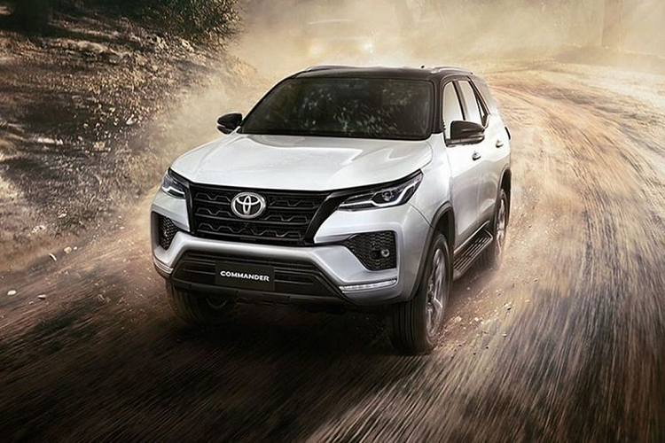 Tại Việt Nam, Toyota Fortuner là mẫu xe bán chạy trong phân khúc SUV 7 chỗ. Mẫu xe hiện đang được phân phối chính hãng với 7 phiên bản, đi kèm các lựa chọn động cơ xăng và dầu, dung tích 2.4L, 2.7L và 2.8L, cùng giá bán dao động từ 1,015-1,467 tỷ đồng.