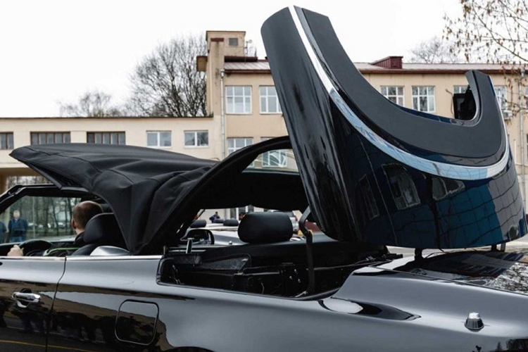 Riêng phần đuôi xe của Aurus Senat Convertible đã được thay đổi với nắp cốp sau phẳng và khoang hành lý cỡ lớn để chứa phần mui mềm có thể tháo rời ra. Chiều cao gầm của Aurus Senat Convertible đã giảm 20 mm so với phiên bản sedan.