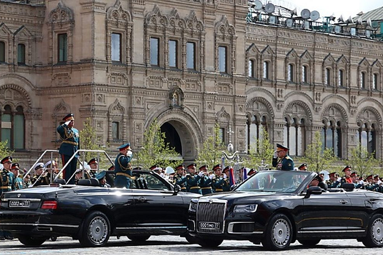 Aurus Senat Convertible được trang bị hệ thống động cơ hybrid xăng-điện với máy V8, dung tích 4,4 lít. Động cơ tăng áp này tạo ra công suất tối đa 598 mã lực và mô-men xoắn cực đại 880 Nm. Mô-tơ điện sẽ bổ sung thêm 40 mã lực. Toàn bộ sức mạnh được truyền tới cả 4 bánh thông qua hộp số tự động 9 cấp.