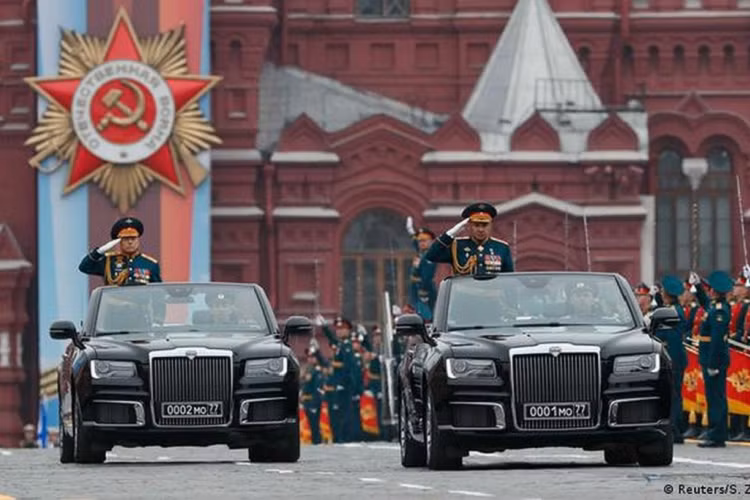 Theo trưởng dự án Alexander Lebedev tới từ Aurus, tính năng này của Senat Convertible sẽ tối ưu hệ thống cân bằng để tăng thêm sự vững chắc và thoải mái cho người bên trong bởi các lãnh đạo sẽ phải đứng lên trong xe khi diễu hành.