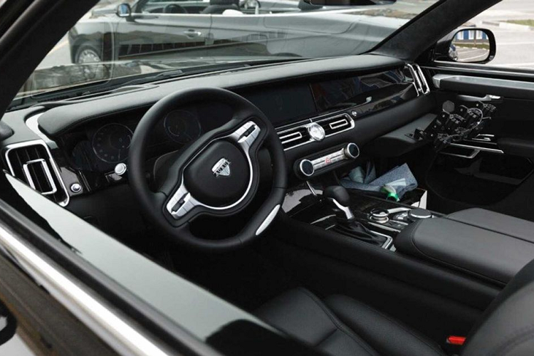 Phần đầu của Aurus Senat Convertible được trang bị lưới tản nhiệt cỡ lớn đi kèm nan dọc mạ crôm, cụm đèn pha LED, vỏ gương ngoại thất và bộ vành hợp kim có thiết kế giống xe Rolls-Royce. Trong khi phần đuôi lại có thiết kế gợi liên tưởng đến Bentley với cụm đèn hậu 2 tầng và đầu ống xả hình chữ nhật.