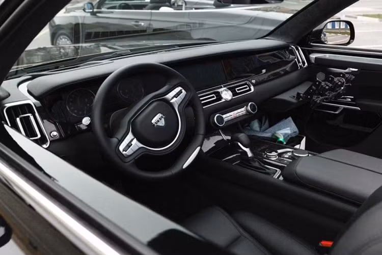 Phần đầu của Aurus Senat Convertible được trang bị lưới tản nhiệt cỡ lớn đi kèm nan dọc mạ crôm, cụm đèn pha LED, vỏ gương ngoại thất và bộ vành hợp kim có thiết kế giống xe Rolls-Royce. Trong khi phần đuôi lại có thiết kế gợi liên tưởng đến Bentley với cụm đèn hậu 2 tầng và đầu ống xả hình chữ nhật.