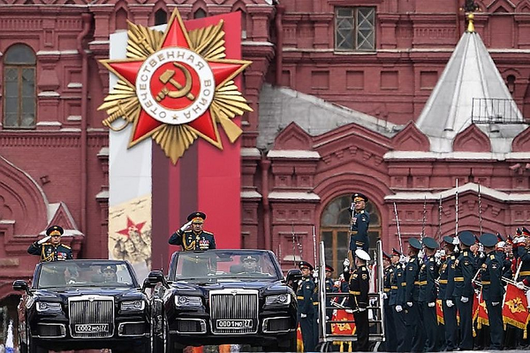 Trong lễ diễu binh năm nay, Aurus Senat Convertible mui trần tiếp tục đảm nhận nhiệm vụ chở sĩ quan cấp cao, mẫu xe này ra đời nhằm thay thế dòng ZIL-41041 huyền thoại cũng do Nga sản xuất. Được biết, Aurus Senat Convertible có một chế độ lái đặc biệt tên "diễu hành" được phát triển đặc biệt để phục vụ mục đích này.