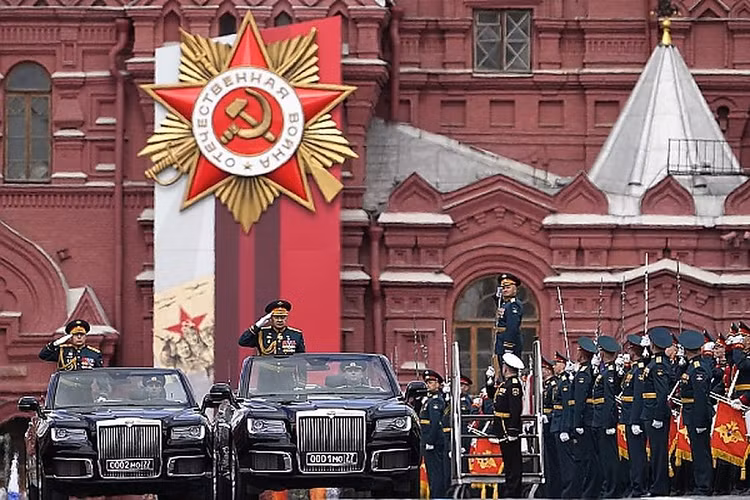 Trong lễ diễu binh năm nay, Aurus Senat Convertible mui trần tiếp tục đảm nhận nhiệm vụ chở sĩ quan cấp cao, mẫu xe này ra đời nhằm thay thế dòng ZIL-41041 huyền thoại cũng do Nga sản xuất. Được biết, Aurus Senat Convertible có một chế độ lái đặc biệt tên "diễu hành" được phát triển đặc biệt để phục vụ mục đích này.