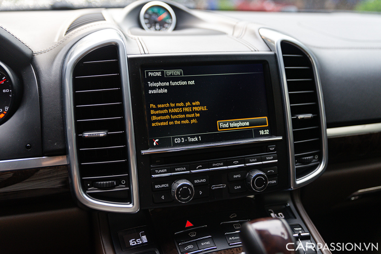 Những trang bị tiện nghi cao cấp trên xe Porsche Cayenne đời 2016 với hệ thống giải trí với màn hình hiển thị 7 inch độ phân giải cao, đầu đọc CD/DVD/MP3, cổng kết nối đa phương tiện, cổng kết nối USB, kết nối Bluetooth