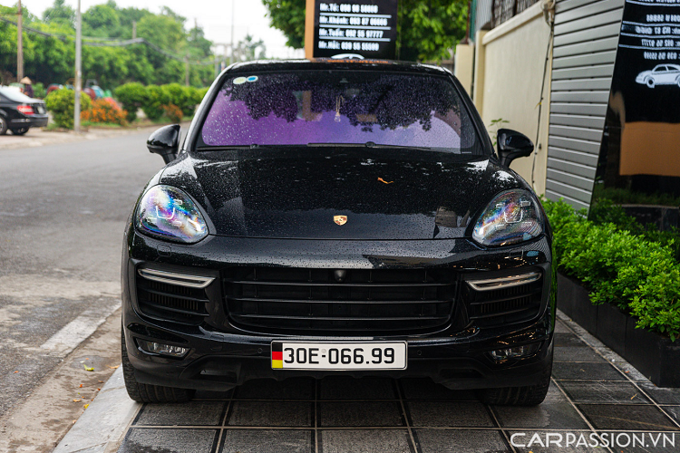 Thiết kế ngoại thất của SUV hạng sang Porsche Cayenne sở hữu những đường nét mềm mại nhưng mạnh mẽ đã hình thành nên thương hiệu xe thể thao hạng sang nước Đức. Ở thiết kế đèn pha, Cayenne được trang bị hệ thống đèn ban ngày với 4 bóng đèn LED tích hợp trong đèn pha, đèn định vị và đèn xi nhan với công nghệ LED tạo sức thu hút đặc biệt cho mẫu xe này.