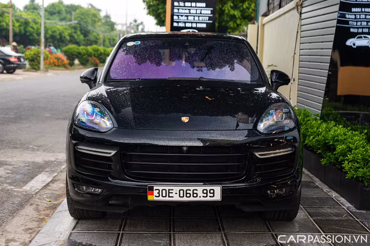 Thiết kế ngoại thất của SUV hạng sang Porsche Cayenne sở hữu những đường nét mềm mại nhưng mạnh mẽ đã hình thành nên thương hiệu xe thể thao hạng sang nước Đức. Ở thiết kế đèn pha, Cayenne được trang bị hệ thống đèn ban ngày với 4 bóng đèn LED tích hợp trong đèn pha, đèn định vị và đèn xi nhan với công nghệ LED tạo sức thu hút đặc biệt cho mẫu xe này.