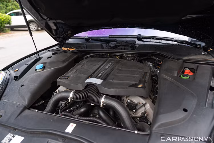 Hệ thống âm thanh vòm cao cấp Bose 14 loa, công suất 585 watt. Hệ thống điều hòa không khí tự động với cửa gió hàng ghế sau điều khiển độc lập...