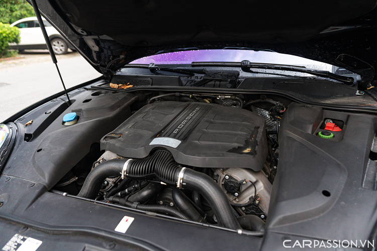 Hệ thống âm thanh vòm cao cấp Bose 14 loa, công suất 585 watt. Hệ thống điều hòa không khí tự động với cửa gió hàng ghế sau điều khiển độc lập...