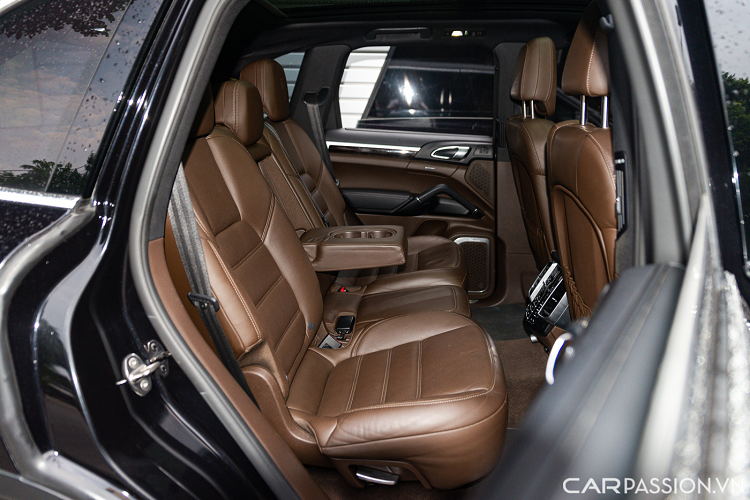 Ghế ngồi được bọc da cao cấp màu nâu thiết kế thể thao ôm lưng người ngồi ở cả 4 vị trí. Hàng ghế trước của xe được điều chỉnh điện tích hợp bộ nhớ vị trí ghế. Hàng ghế sau có thể gập lại theo tỷ lệ 40:20:40 giúp mở rộng linh hoạt khoang hành lý từ 670 lít lên đến 1.705 lít khi hàng ghế sau gập lại hoàn toàn.