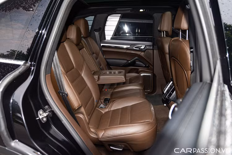 Ghế ngồi được bọc da cao cấp màu nâu thiết kế thể thao ôm lưng người ngồi ở cả 4 vị trí. Hàng ghế trước của xe được điều chỉnh điện tích hợp bộ nhớ vị trí ghế. Hàng ghế sau có thể gập lại theo tỷ lệ 40:20:40 giúp mở rộng linh hoạt khoang hành lý từ 670 lít lên đến 1.705 lít khi hàng ghế sau gập lại hoàn toàn.