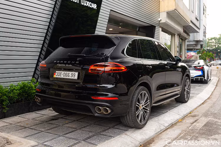 Porsche Cayenne S trang bị động cơ xăng V6 3.6L sản sinh công suất 420 mã lực, mô-men xoắn 550 Nm tại vòng tua 4.500 vòng/phút. Khả năng tăng tốc từ 0-100 Km/h trong 5,5 giây, tốc độ tối đa 259 Km/h.