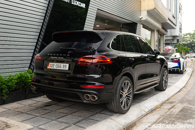 Porsche Cayenne S trang bị động cơ xăng V6 3.6L sản sinh công suất 420 mã lực, mô-men xoắn 550 Nm tại vòng tua 4.500 vòng/phút. Khả năng tăng tốc từ 0-100 Km/h trong 5,5 giây, tốc độ tối đa 259 Km/h.