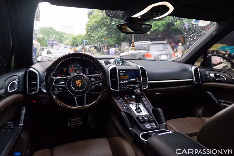 Nội thất của Porsche Cayenne sở hữu nhiều đường nét mềm mại kết hợp nét thể thao, kiểu thiết kế trở thành thương hiệu của hãng xe này. Vô lăng 3 chấu thể thao quen thuộc đặc trưng của những chiếc Porsche thời gian gần đây. Ẩn sâu phía trong là cụm đồng hồ với 4 đồng hồ cơ học và 1 màn hình thể hiện thông tin chiếc xe.