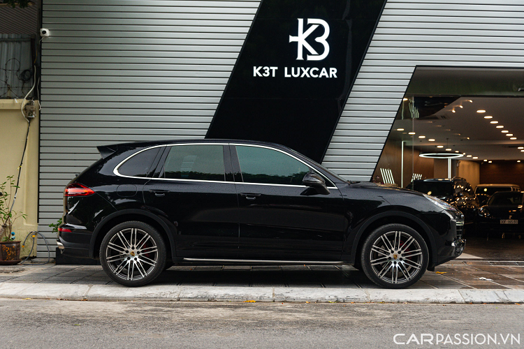 Hệ thống lưới tản nhiệt với những đường ngang tạo vẻ khoẻ khoắn cho chiếc xe. Thân xe được trang bị bộ mâm đa chấu của phiên bản Turbo có kích thước 21 inch. Gương chiếu hậu chỉnh điện, bậc lên xuống được gắn cố định.