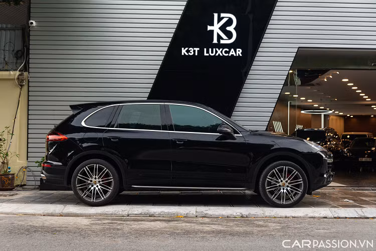 Hệ thống lưới tản nhiệt với những đường ngang tạo vẻ khoẻ khoắn cho chiếc xe. Thân xe được trang bị bộ mâm đa chấu của phiên bản Turbo có kích thước 21 inch. Gương chiếu hậu chỉnh điện, bậc lên xuống được gắn cố định.