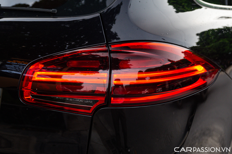 Tiến ra phía sau, chiếc Porsche Cayenne nổi bật với phong cách hiện đại kết hợp cùng thiết kế thể thao mạnh mẽ. Đèn hậu LED thiết kế hiệu ứng 3D đẹp mắt.