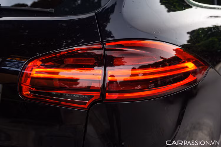 Tiến ra phía sau, chiếc Porsche Cayenne nổi bật với phong cách hiện đại kết hợp cùng thiết kế thể thao mạnh mẽ. Đèn hậu LED thiết kế hiệu ứng 3D đẹp mắt.